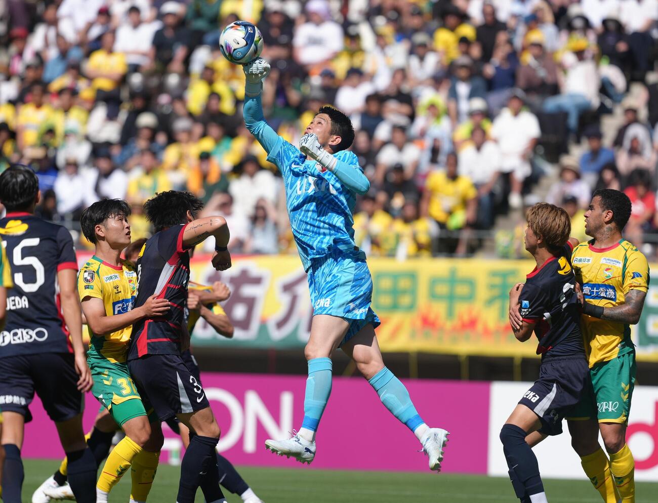 明治安田J1百年構想リーグ　千葉対鹿島　前半、相手CKをパンチングする鹿島GK早川友基（撮影・足立雅史）