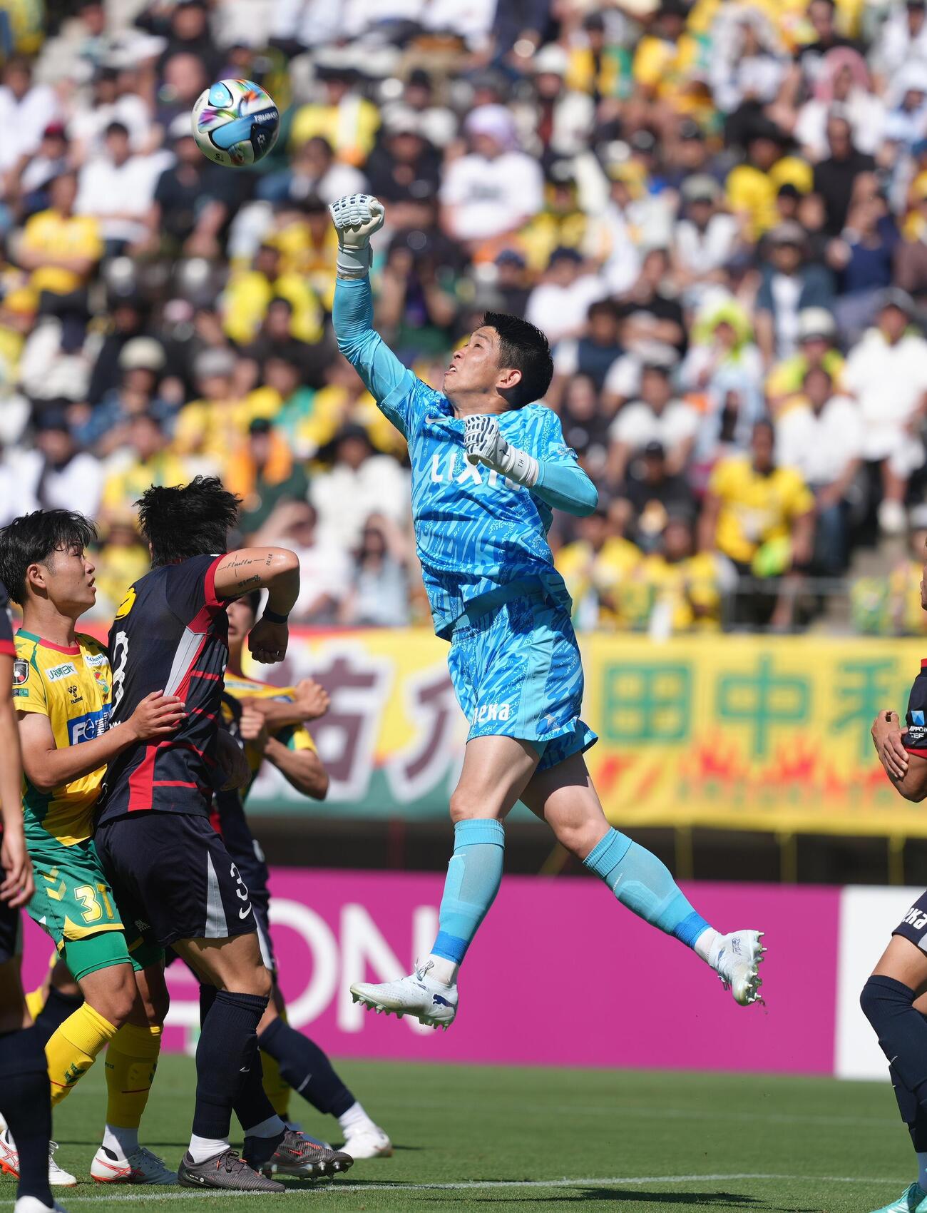 明治安田J1百年構想リーグ　千葉対鹿島　前半、相手CKをパンチングする鹿島GK早川友基（撮影・足立雅史）