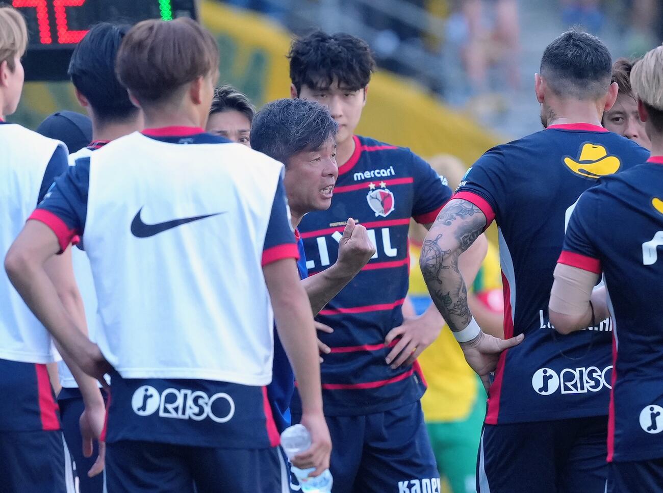 明治安田J1百年構想リーグ　千葉対鹿島　後半、飲水タイムに指示を出す鹿島鬼木達監督（中央）（撮影・足立雅史）