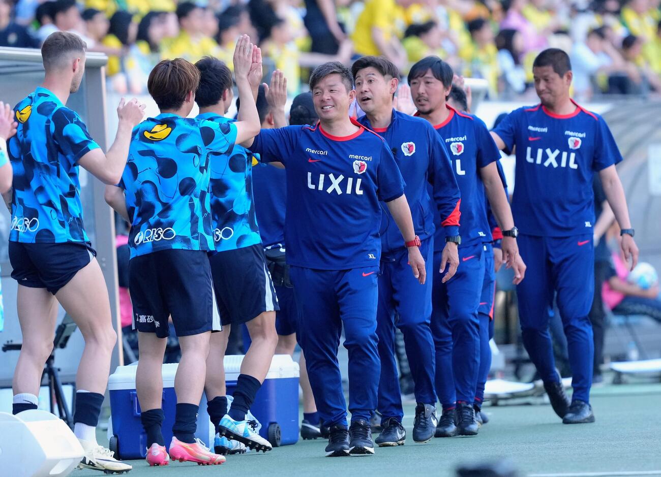 明治安田J1百年構想リーグ　千葉対鹿島　勝利し、笑顔でタッチを交わす鹿島鬼木達監督（中央）（撮影・足立雅史）