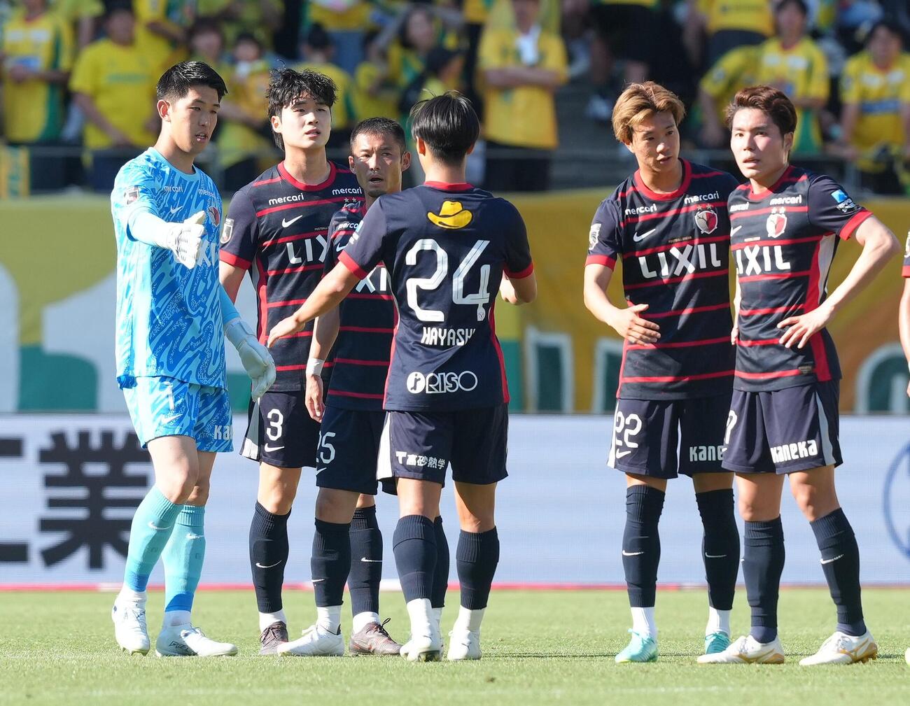 明治安田J1百年構想リーグ　千葉対鹿島　勝利し、タッチを交わす鹿島GK早川友基（左端）ら（撮影・足立雅史）