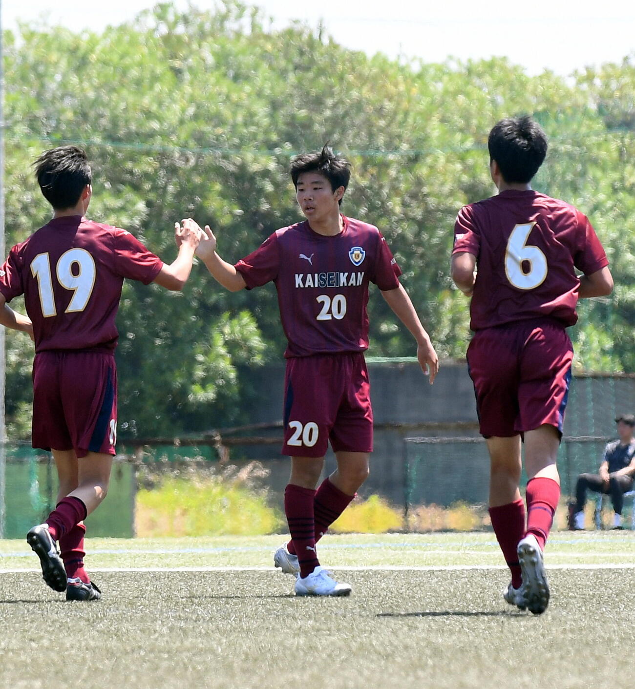 前半、先制点を決めハイタッチする浜松開誠館・外山（中央）