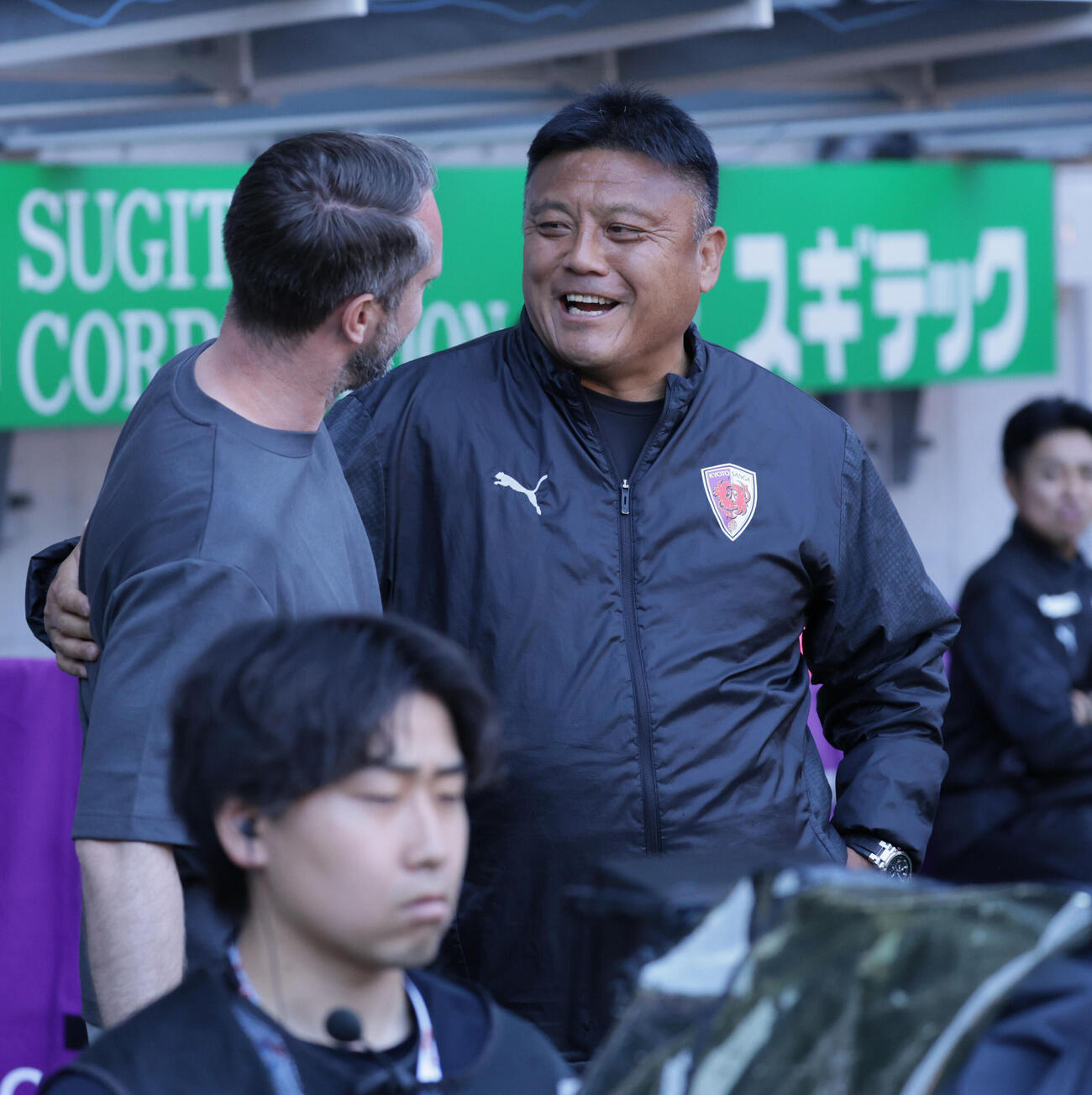 京都対広島　広島バルトシュ・ガウル監督（左）とあいさつすると京都曺貴裁監督（撮影・宮崎幸一）