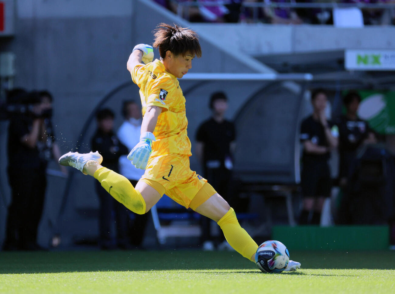 京都対広島　前半、ゴールキック守る広島GK大迫敬介（撮影・宮崎幸一）