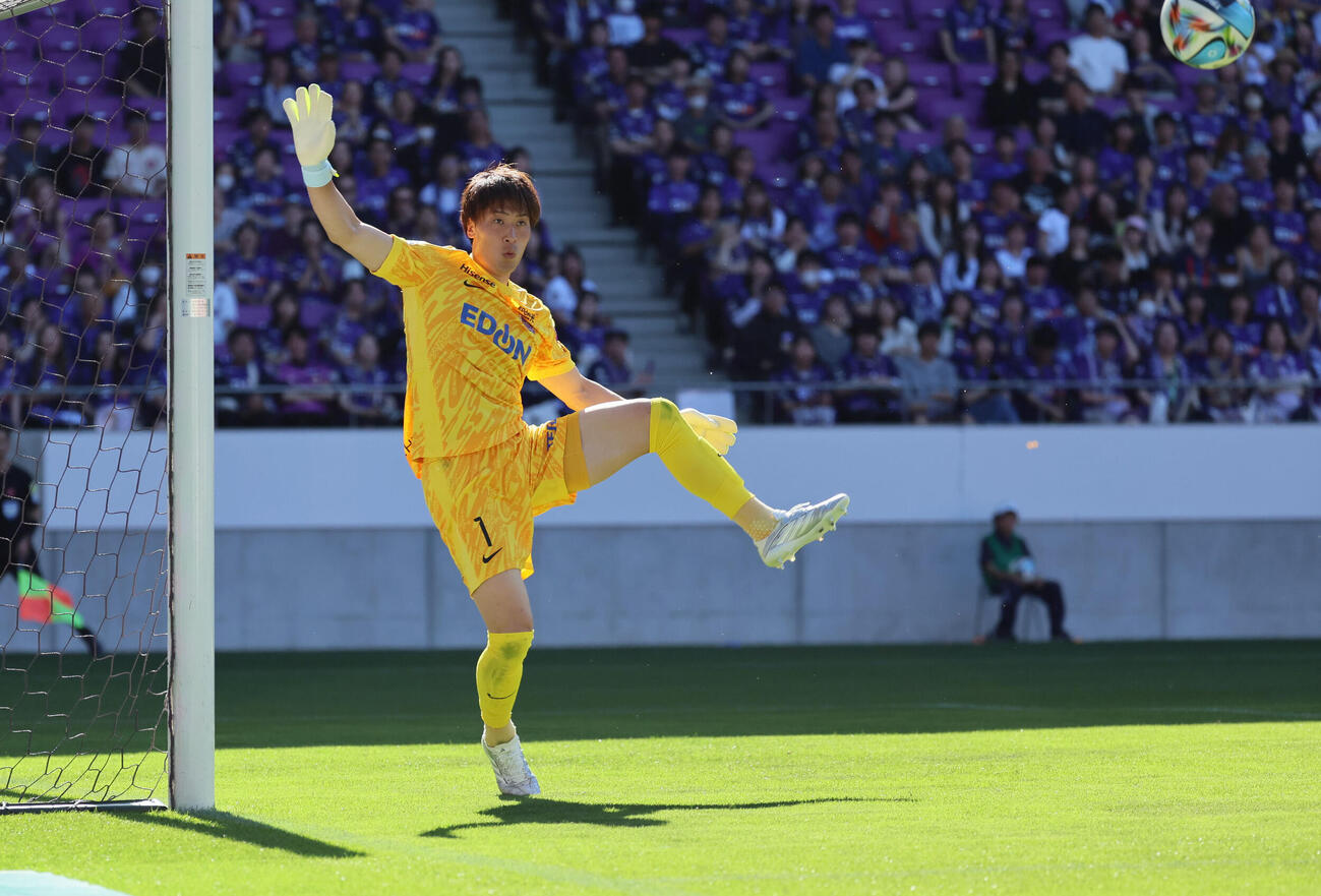 京都対広島　前半、広島GK大迫敬介は京都中野瑠馬のシュートを止める（撮影・宮崎幸一）