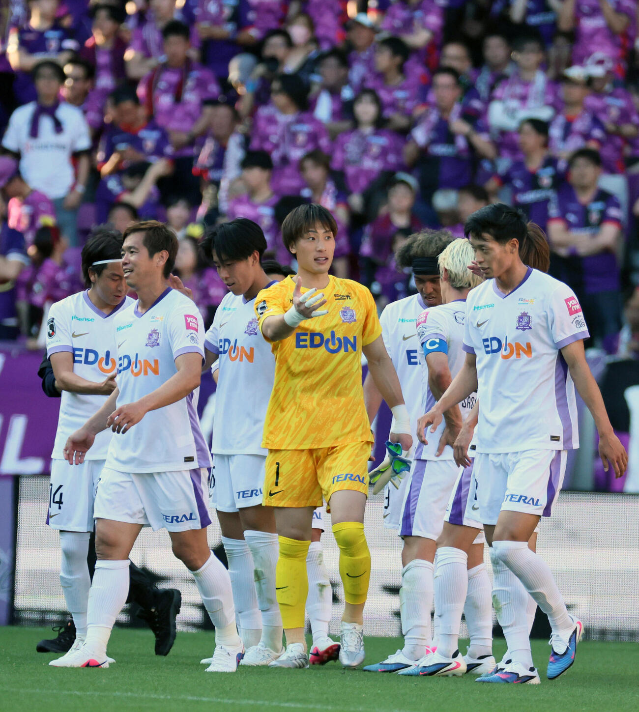 京都対広島　後半、勝利を祝う広島GK大迫敬介（中央）ら（撮影・宮崎幸一）