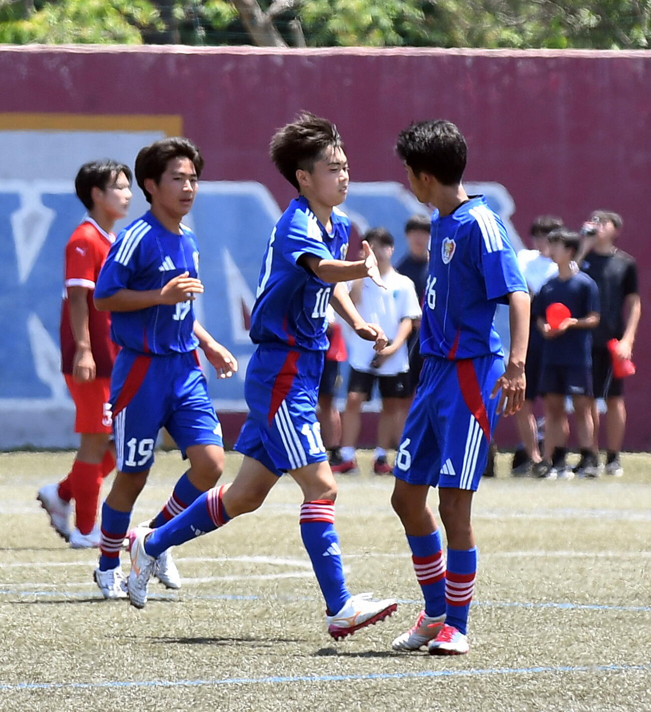 前半、決勝点となる先制点を決め喜ぶ清水桜が丘・牧（中央）