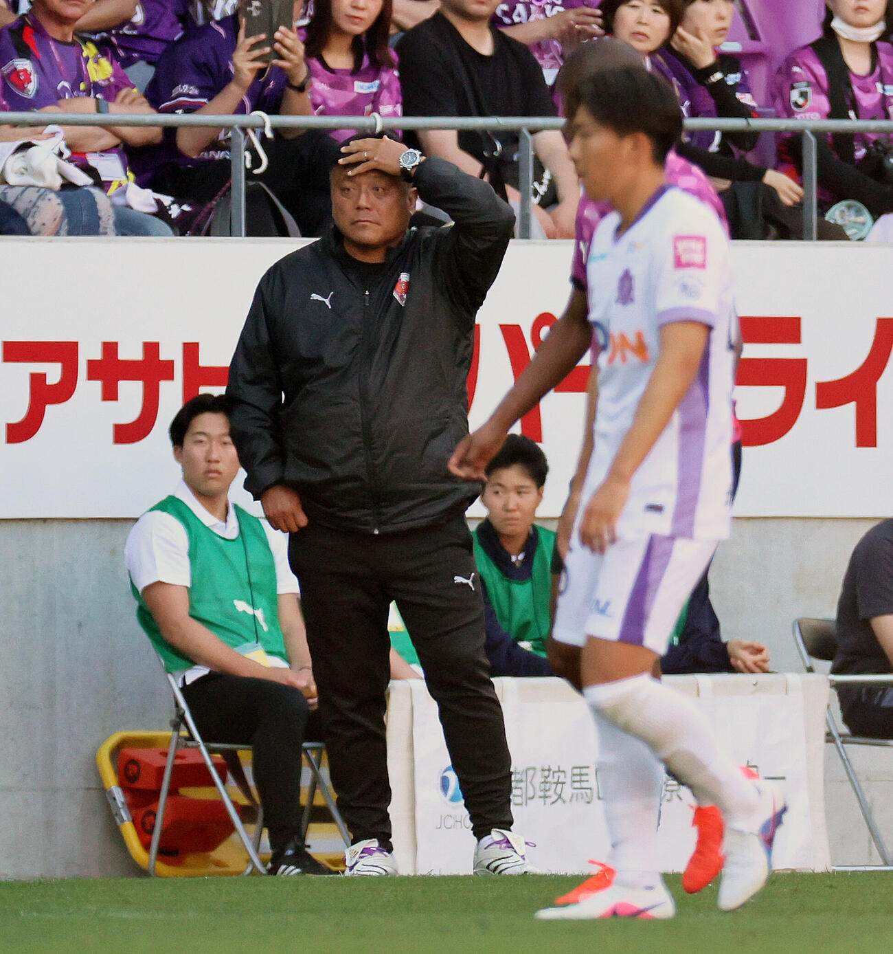 京都対広島　後半、厳しい表情で試合を見つめる京都曺貴裁監督（撮影・宮崎幸一）