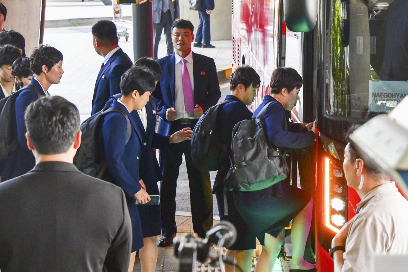 17日、韓国の仁川国際空港に到着し、バスに乗り込む北朝鮮の女子サッカー選手ら（中央）（共同）