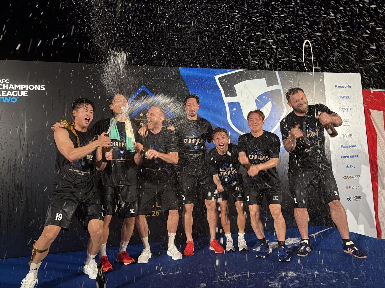 ACL2優勝報告会後のビールかけで記念撮影する左から、G大阪の池谷銀姿郎、中谷進之介、イェンス・ビッシング監督、三浦弦太、山下諒也、安部柊斗、ハリー・プファルコーチ