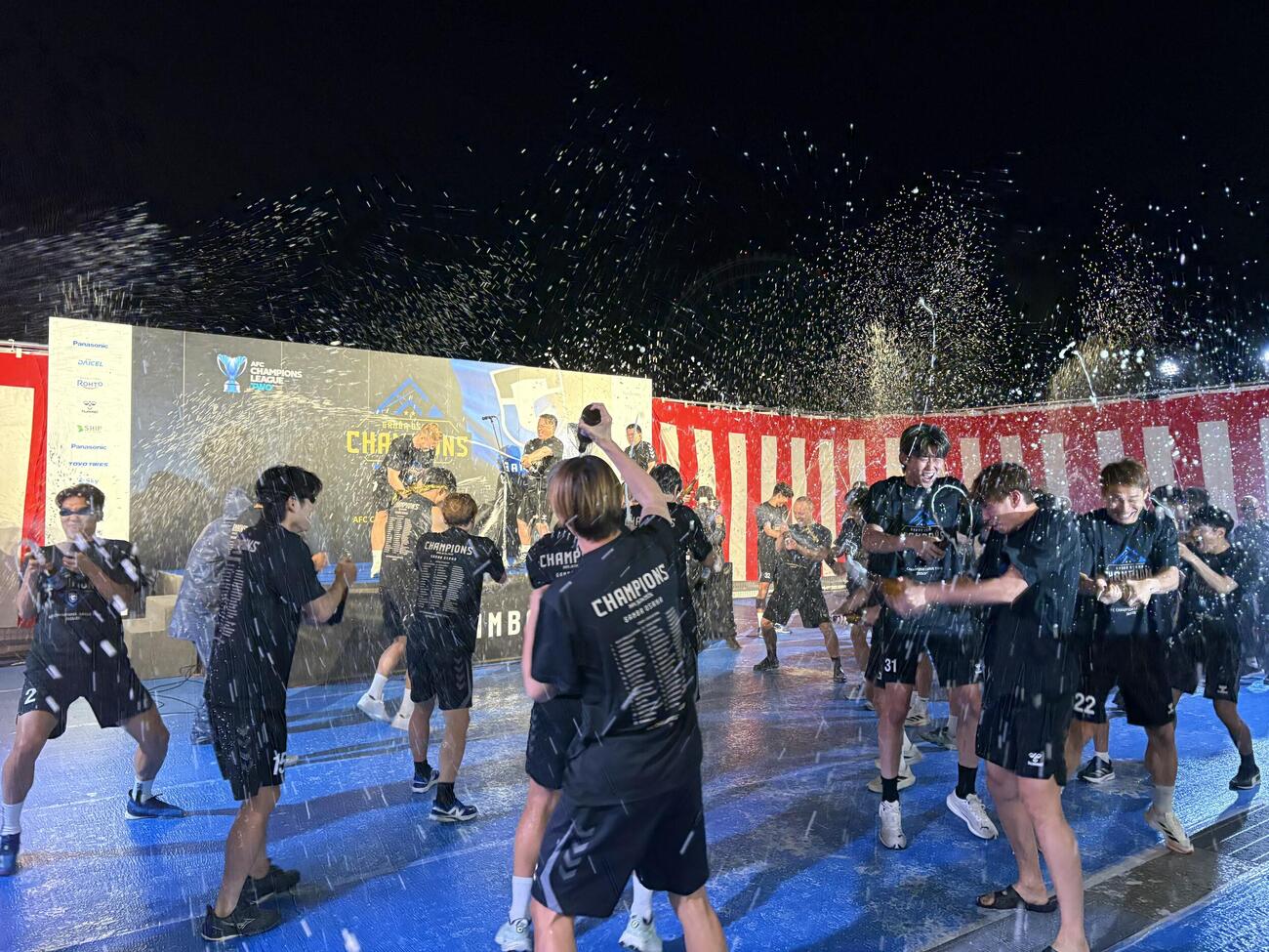 ACL2優勝報告会後にビールかけをするG大阪の選手、スタッフ