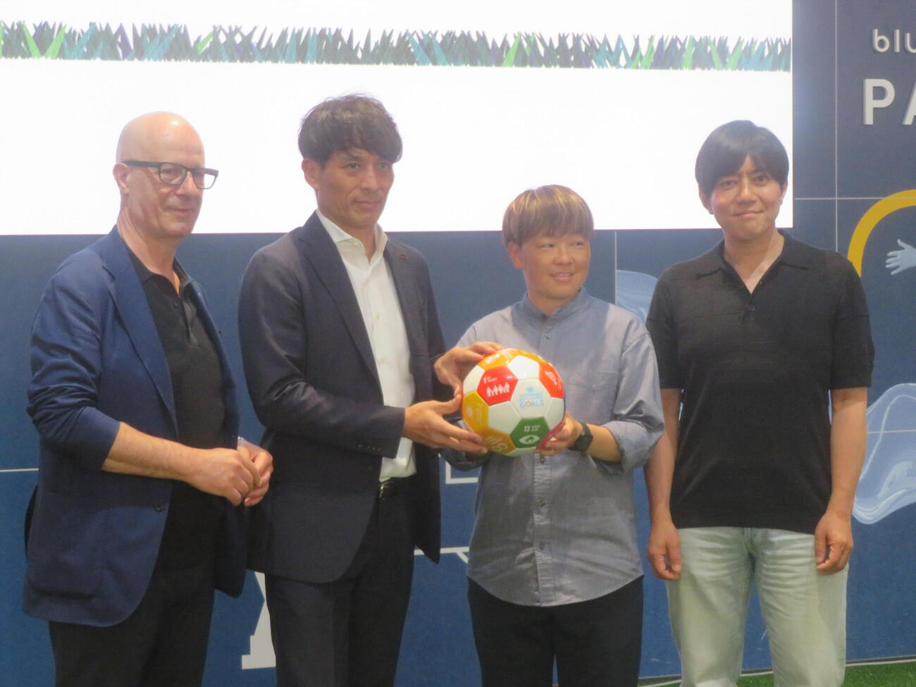 日本サッカー協会（JFA）主催の「JFAみらい会議！」に出席した、左から国連グローバルコミュニケーション局のアウトリーチ部長、宮本恒靖会長、女子委員会の宮間あや副委員長、JFAエグゼクティブフェローの夫馬賢治氏