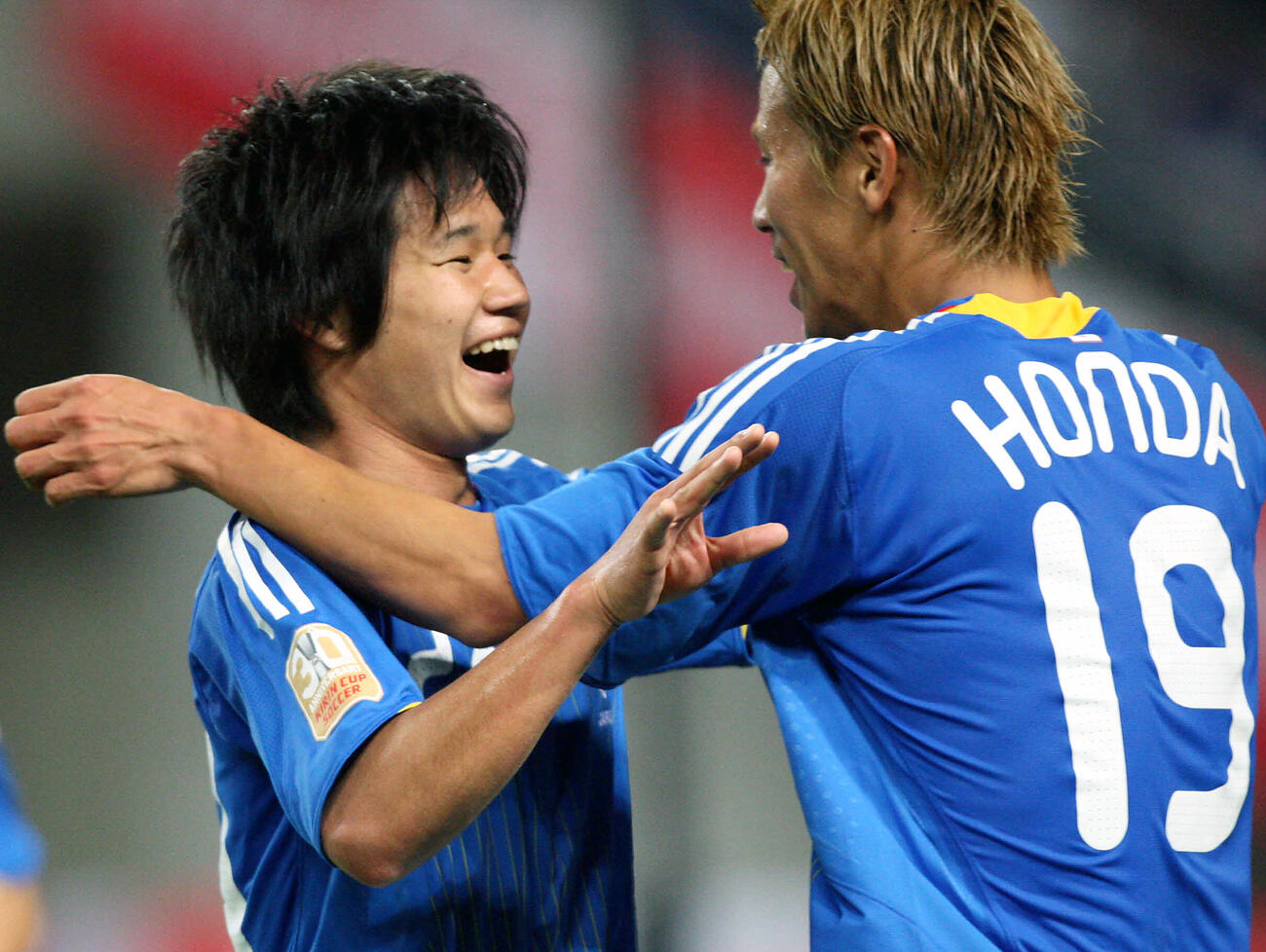 国際親善試合　日本対チリ　後半47分、MF本田圭佑（右）のゴールをアシストしたMF山田直輝は2人で抱き合い大喜び（2009年５月27日撮影）