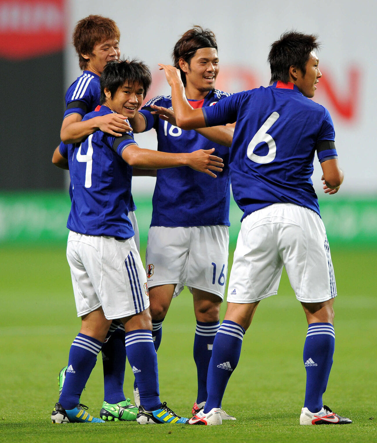 U－22日本代表対U－22エジプト代表　前半、MF山田（左から2人目）は仲間の祝福に笑顔を見せる（2011年8月撮影）