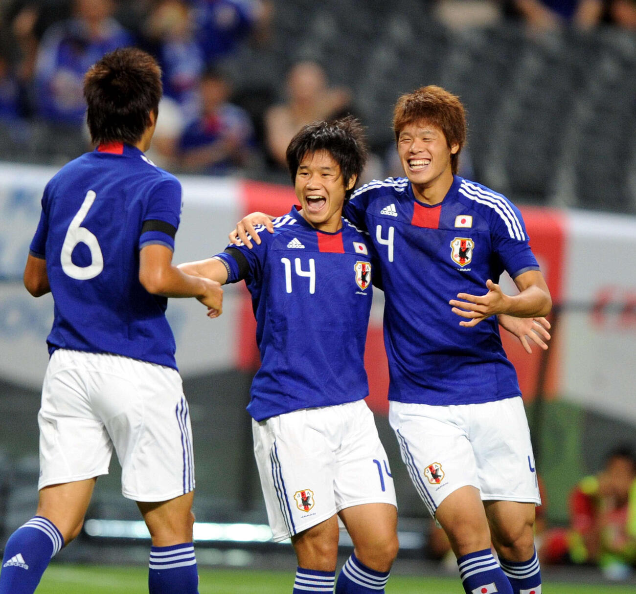 U－22日本対U－22エジプト　前半11分、同点ゴールを決め酒井宏（右）らと抱き合って喜ぶ山田（2011年8月撮影）