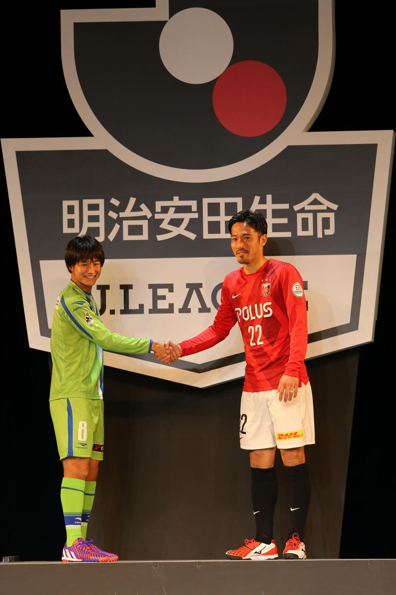開幕戦の相手同士で握手する湘南山田（左）と浦和阿部（2015年2月撮影）