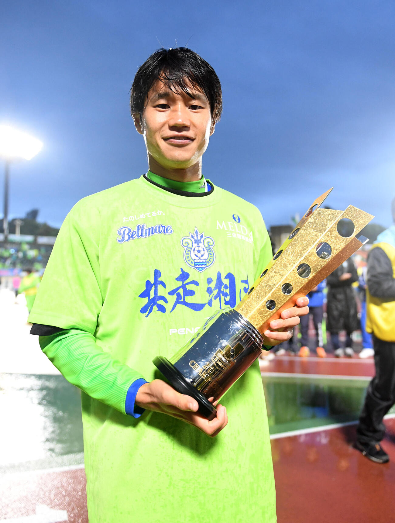 湘南対岡山　優勝カップを手に笑顔を見せる湘南山田（2017年10月撮影）