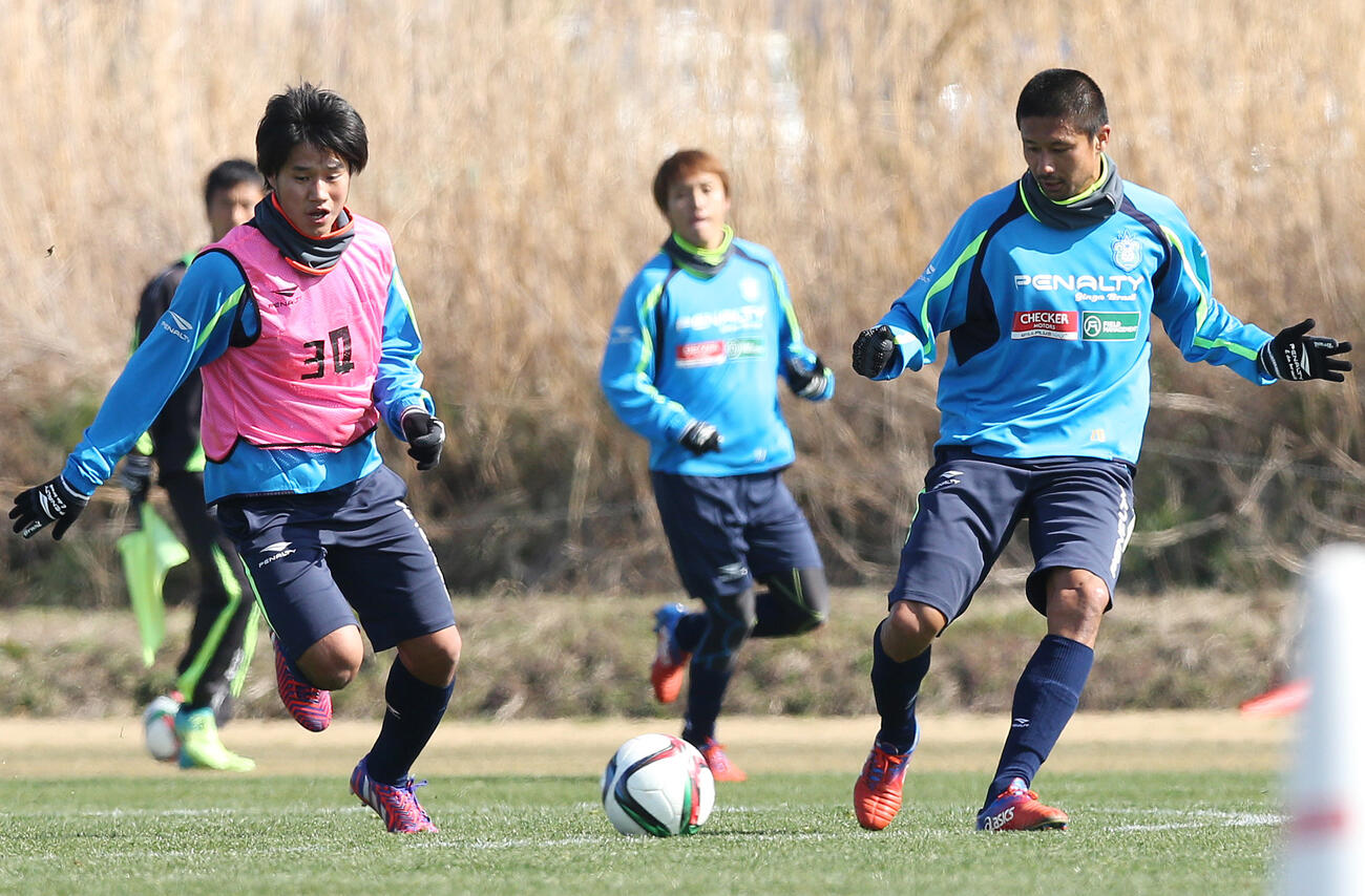 練習でボールを奪い合う湘南MF山田（左）とDF坪井の前浦和コンビ（2015年2月撮影）