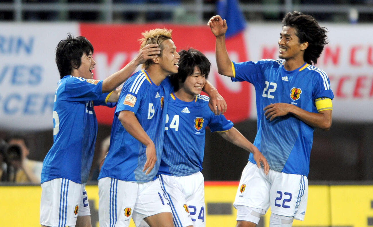 キリン杯　日本対チリ　後半ロスタイム、MF本田圭佑（左から2番目）のゴールに盛り上がる、左からMF香川真司、MF山田直輝、DF中沢佑二　（2009年5月27日撮影）