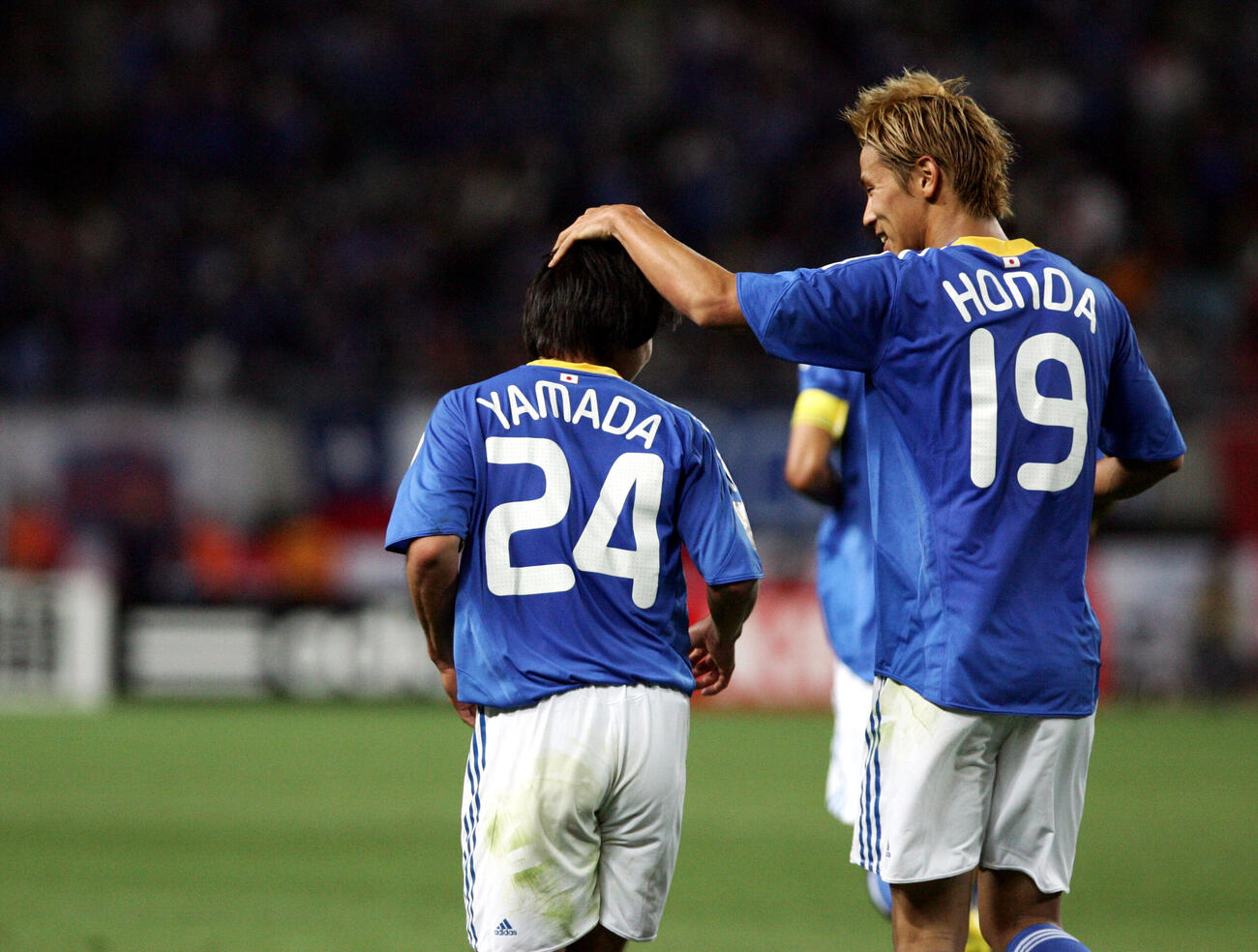 キリン杯　日本対チリ　後半47分、ゴールを決めたMF本田圭佑（右）はアシストとなるパスを出したMF山田直輝の頭をなでる（2009年5月27日撮影）