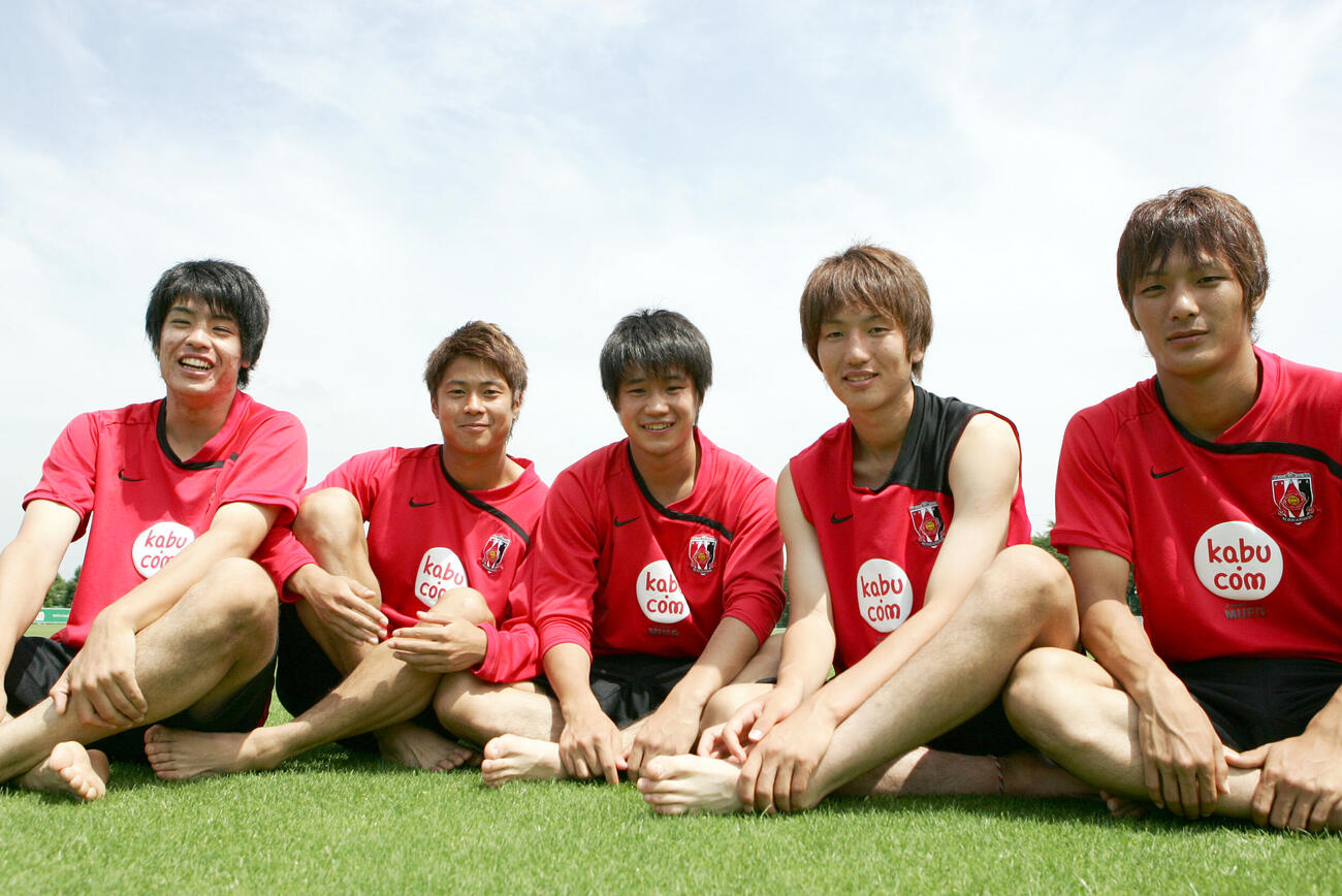 笑顔で抱負を語る左から浜田水輝、永田拓也、山田直輝、原口元気、高橋峻希（09年撮影）