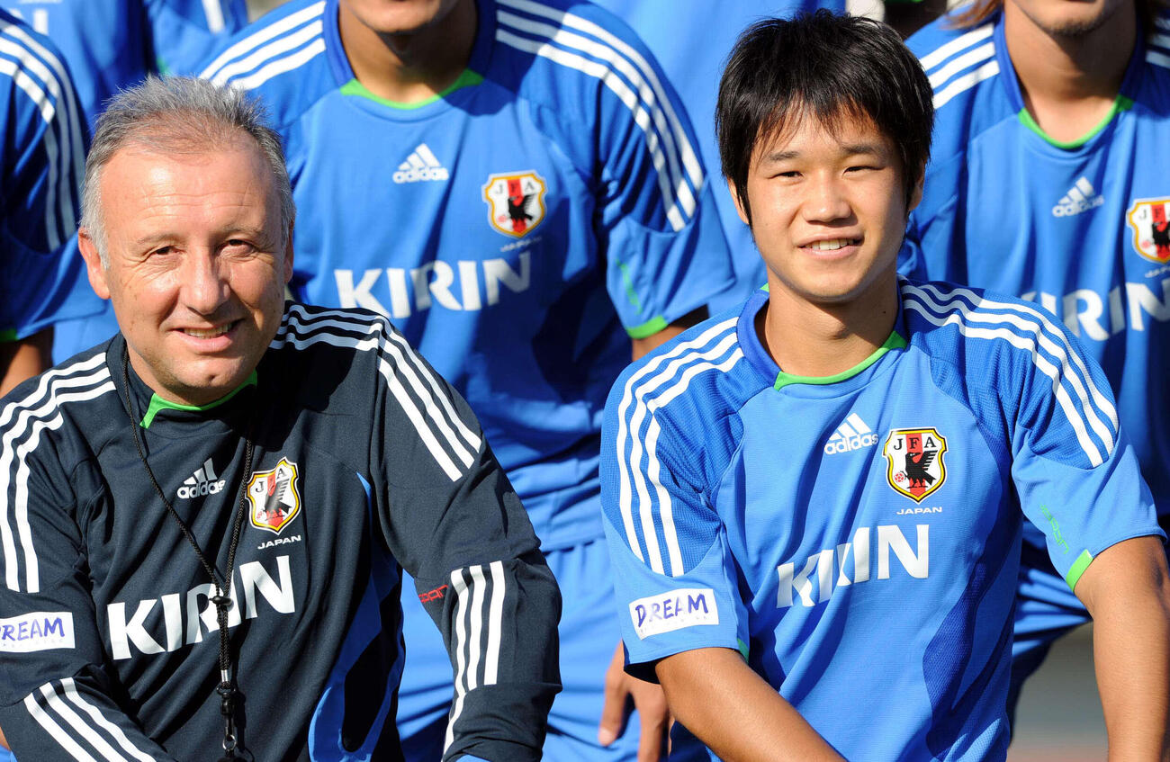 集合写真でザッケローニ監督の隣に陣取るMF山田（2011年8月撮影）