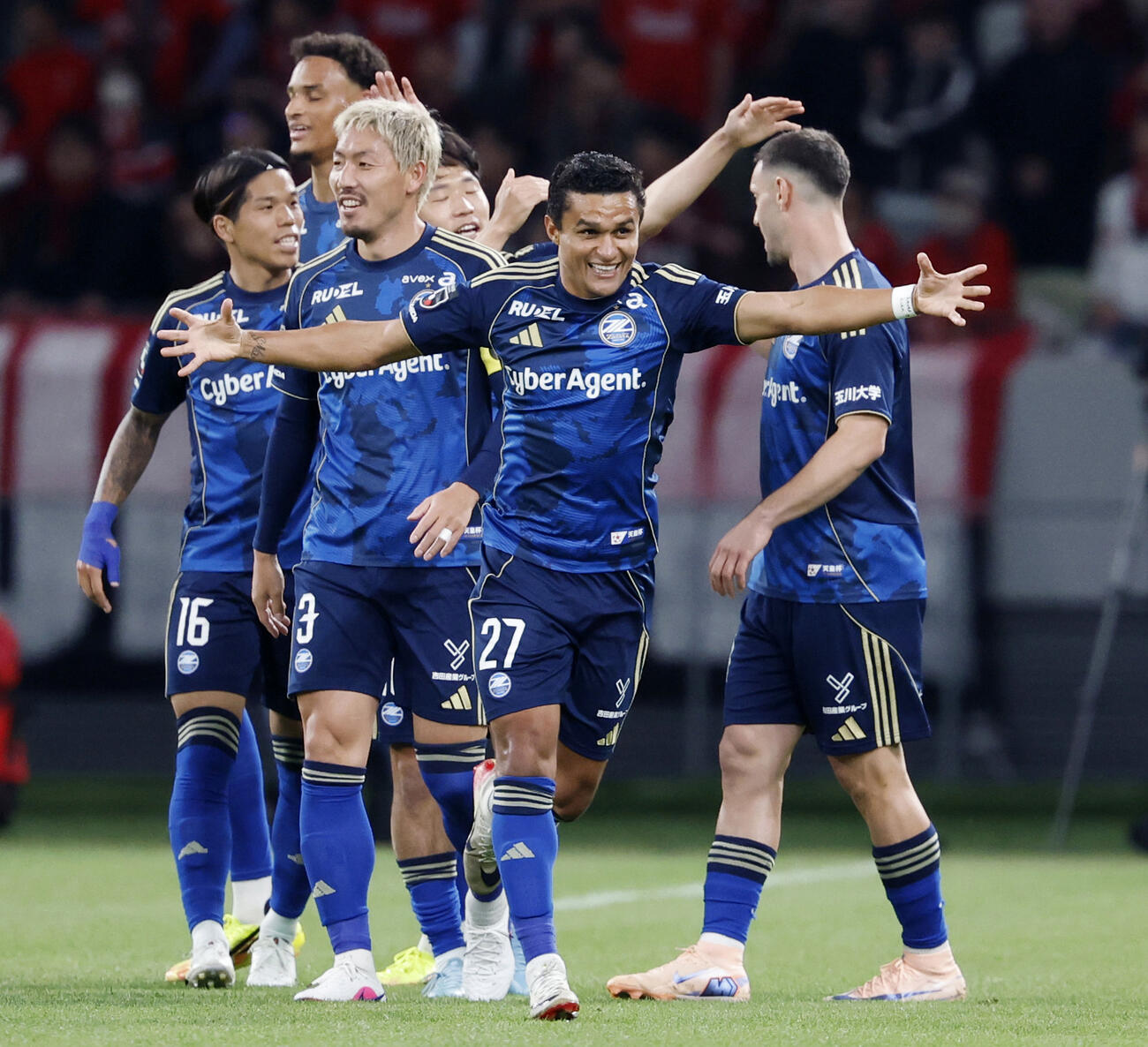 町田－浦和　前半、先制ゴールを決め、喜ぶ町田・エリキ（手前）＝MUFG国立（共同）