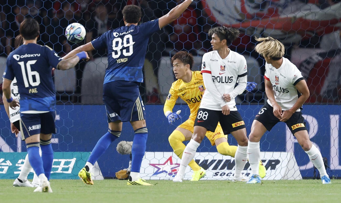 町田－浦和　前半、町田に先制ゴールを許す浦和・GK西川（中央）＝MUFG国立（共同）