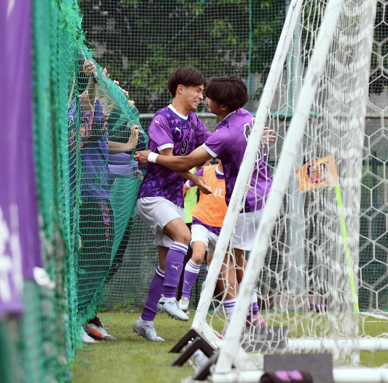藤枝東対清水東　後半40分、決勝点を決め歓喜する藤枝東・増田（左）