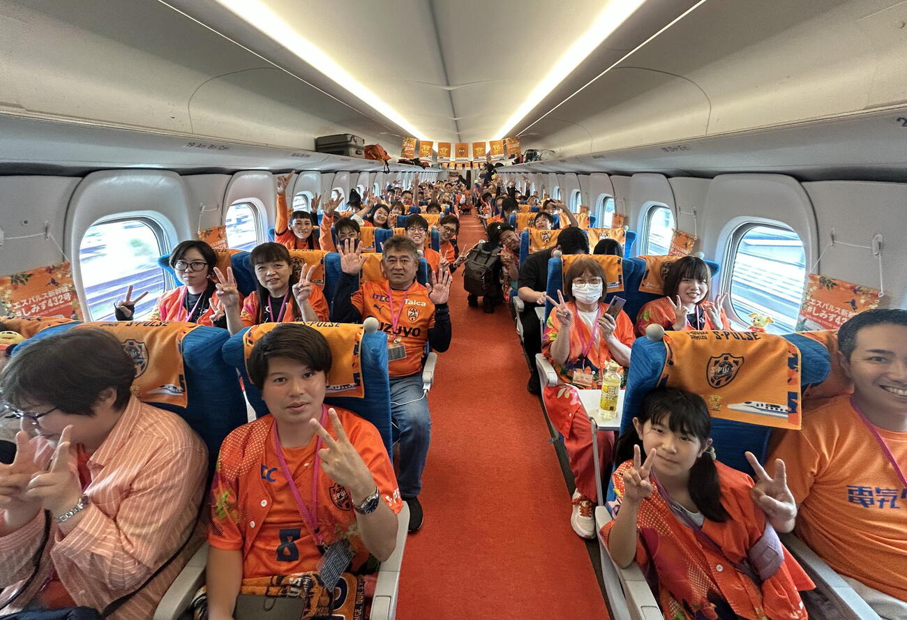 貸し切りの新幹線でMUFGスタジアムに向かう清水サポーター