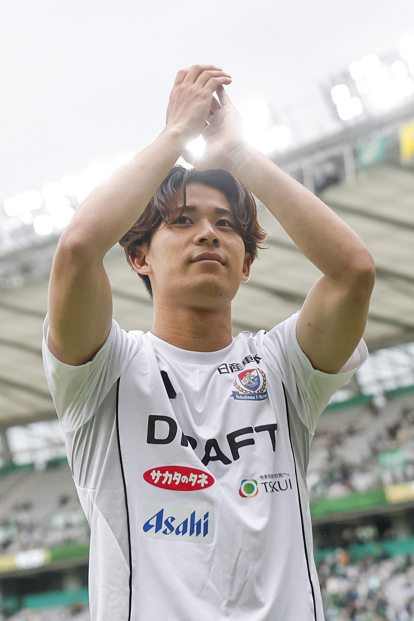 東京Vに勝利し、サポーターにあいさつする横浜近藤（共同）