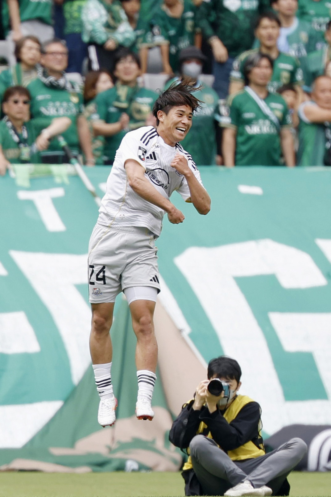 東京V－横浜　前半、先制ゴールを決め喜ぶ横浜近藤（共同）