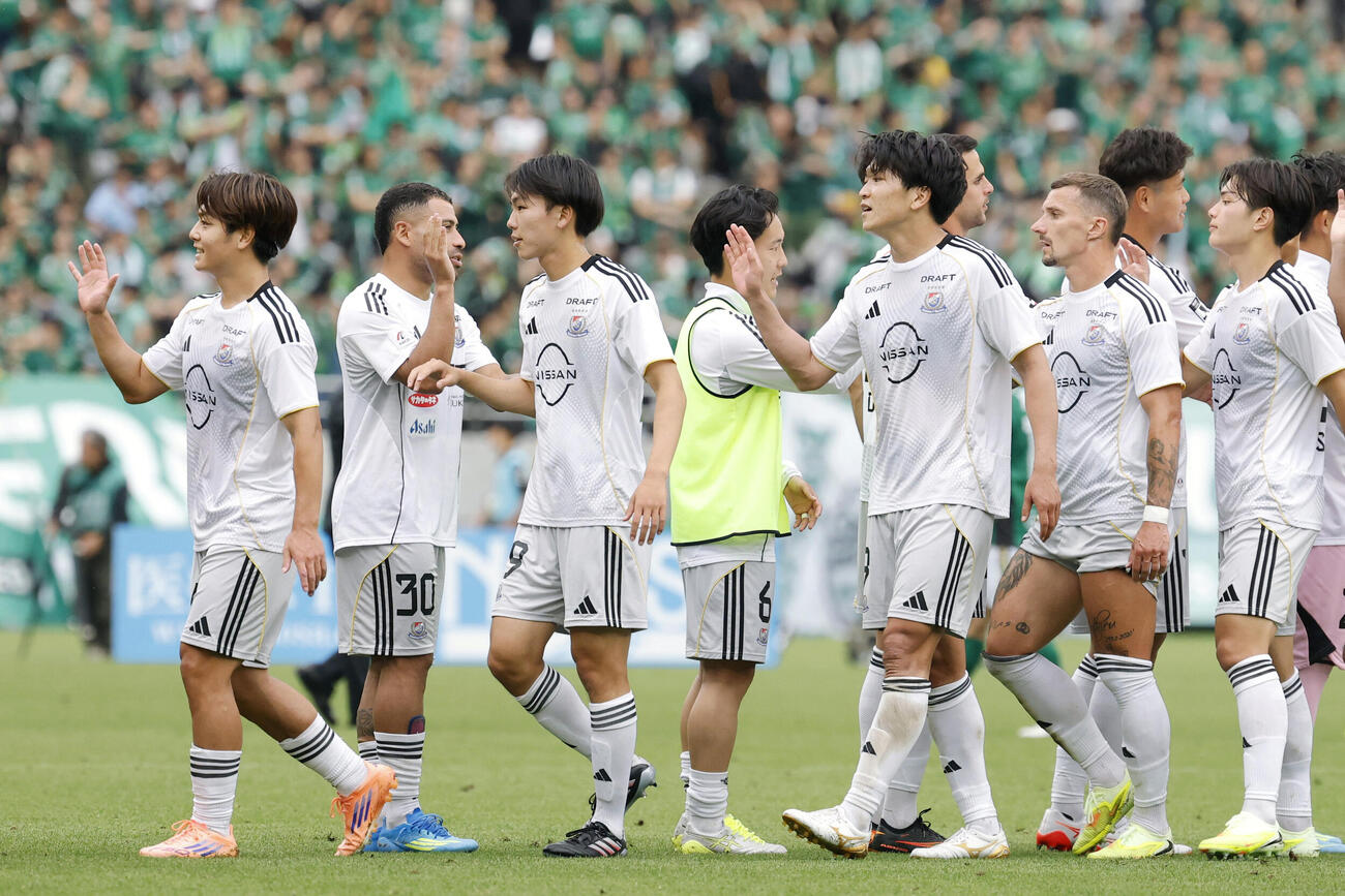 東京Vに快勝し、タッチを交わす横浜Mイレブン＝味スタ（共同）