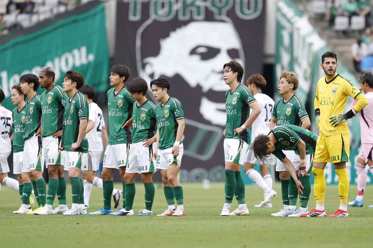 横浜に敗れ、肩を落とす東京Vイレブン（共同）