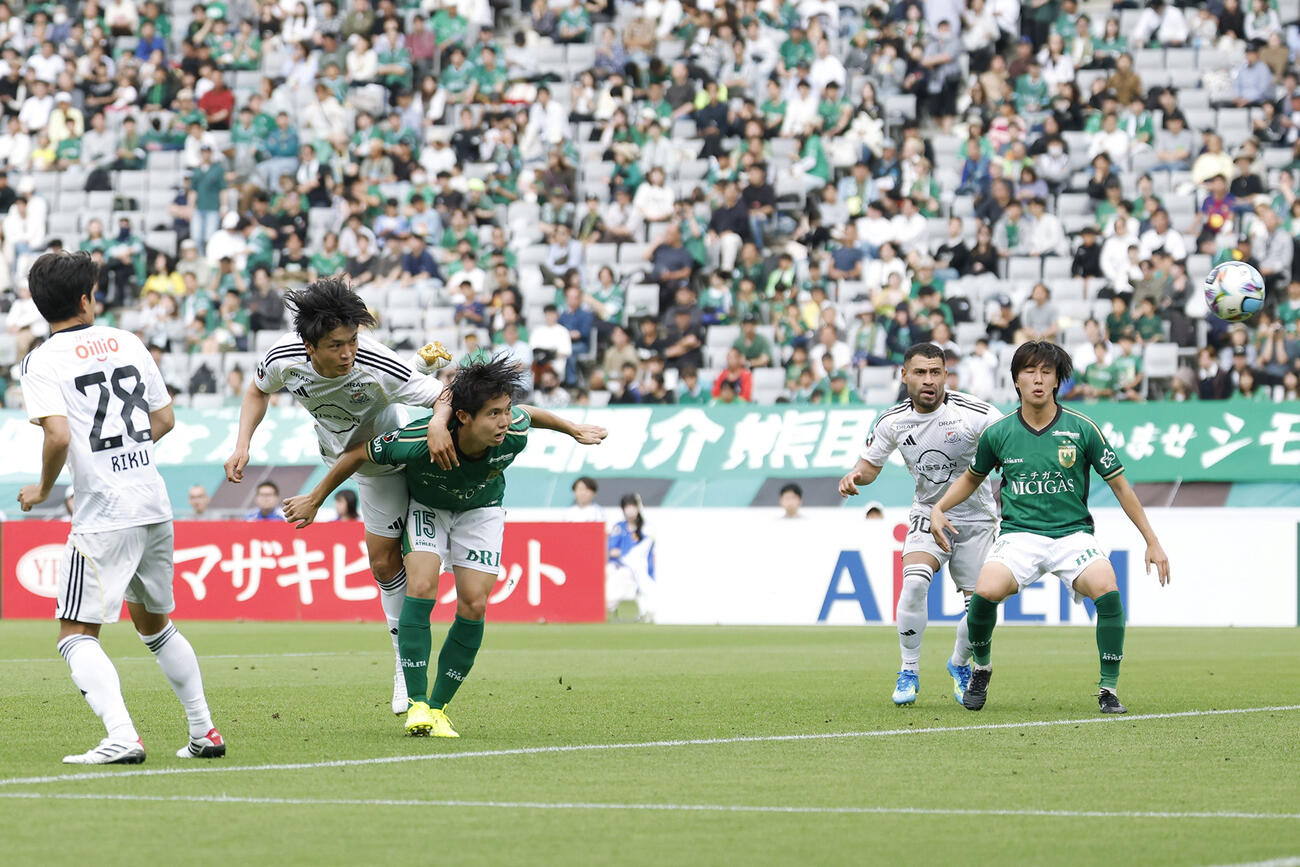 東京V－横浜　後半、自身2点目となるチーム4点目のゴールを決める横浜谷村（左から2人目）（共同）