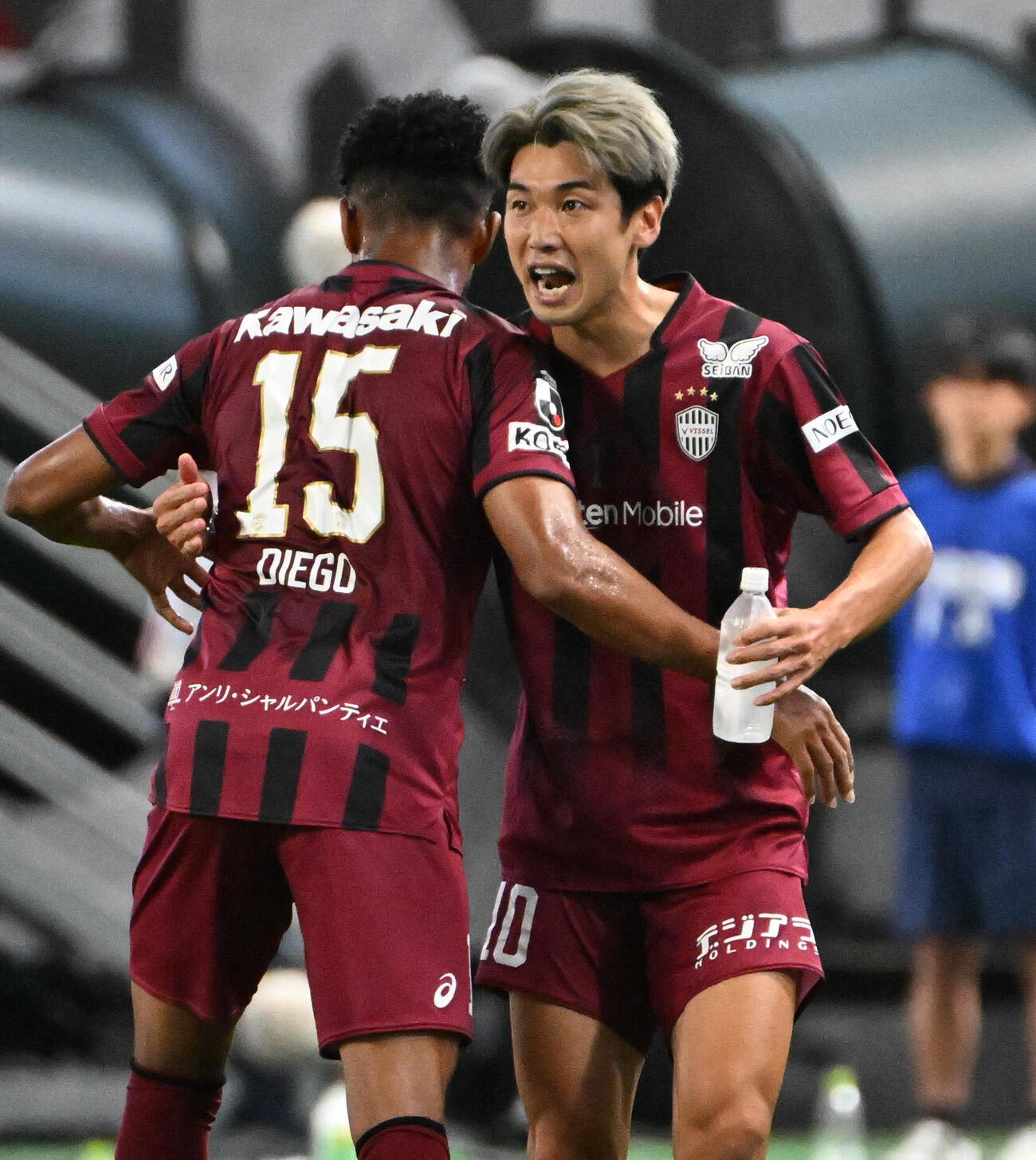 神戸対鹿島　前半、フリーキックを決め神戸ジエゴ・ジャラ・ロドリゲス（左）と抱き合う神戸大迫勇也（撮影・石井愛子）＝2026年5月30日