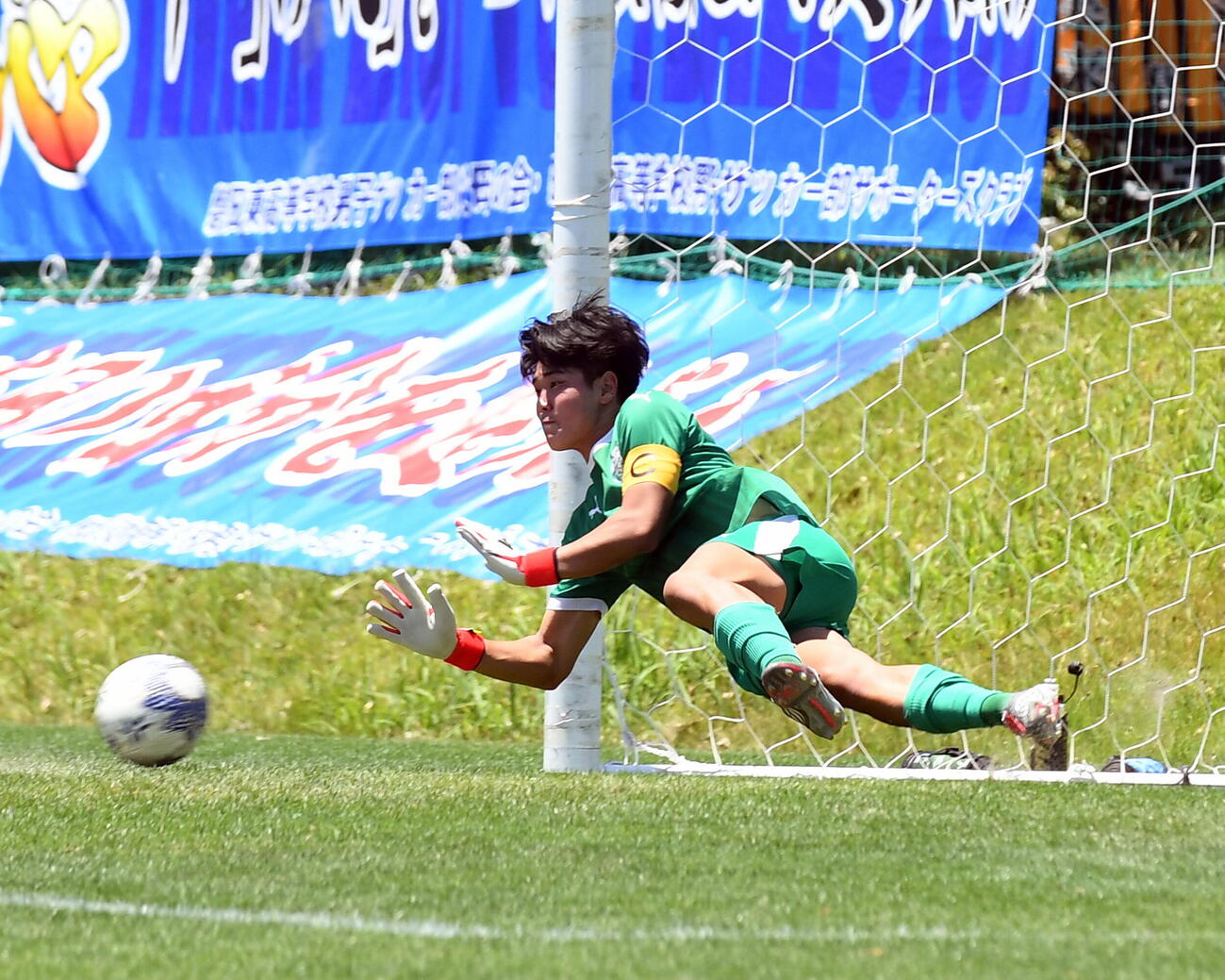 磐田東対東海大静岡翔洋　PK戦で相手の5人目を止める磐田東・小沢（撮影・前田和哉）
