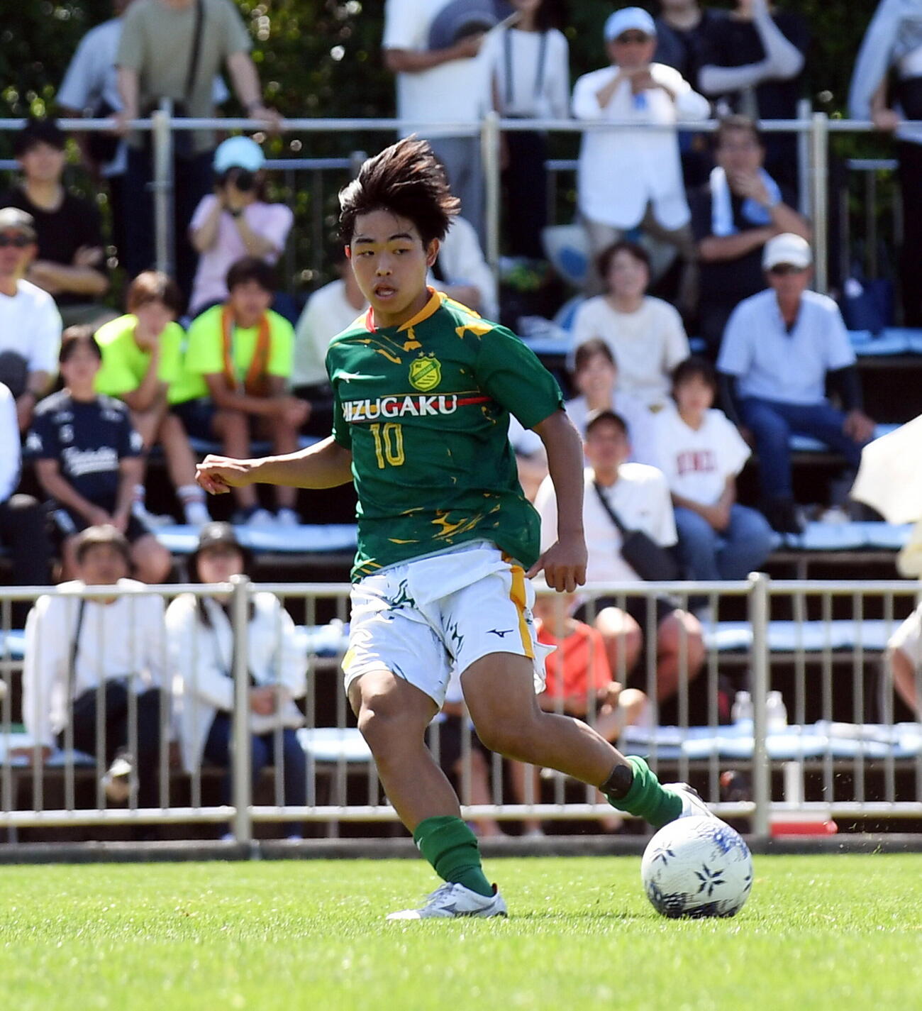 静岡学園対藤枝明誠　後半39分、2点目をアシストする静岡学園・松永