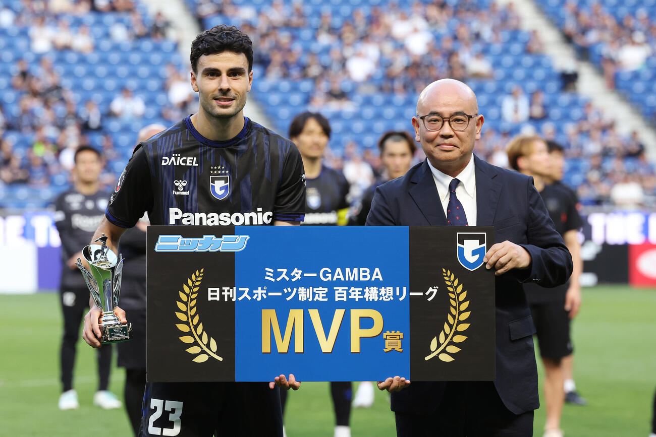 日刊スポーツ制定「ミスターGAMBA　百年構想リーグ　MVP賞」に輝いたG大阪デニス・ヒュメット（撮影・前田充）