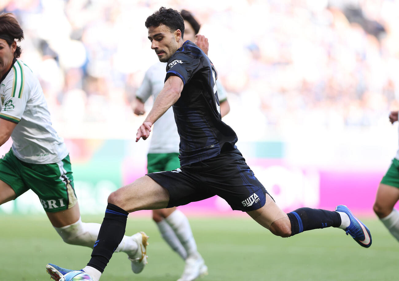G大阪対東京V　後半、ゴールを狙うG大阪デニス・ヒュメット（撮影・前田充）