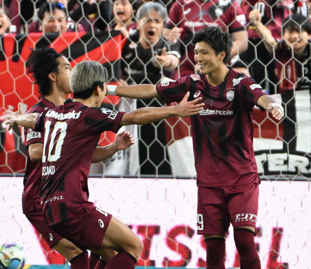 神戸対鹿島　後半、PKを決め神戸大迫勇也（左から2人目）と抱き合う小松蓮（撮影・石井愛子）＝2026年5月30日=石井愛子撮影