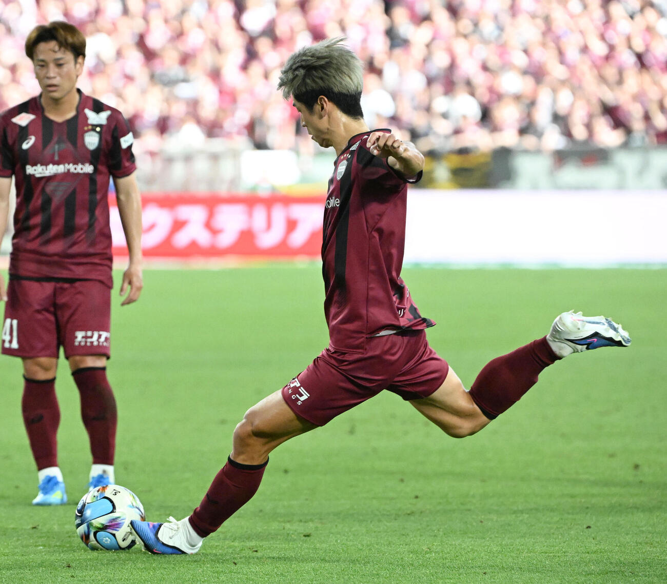 神戸対鹿島　前半、フリーキックを決める神戸大迫勇也（撮影・石井愛子）