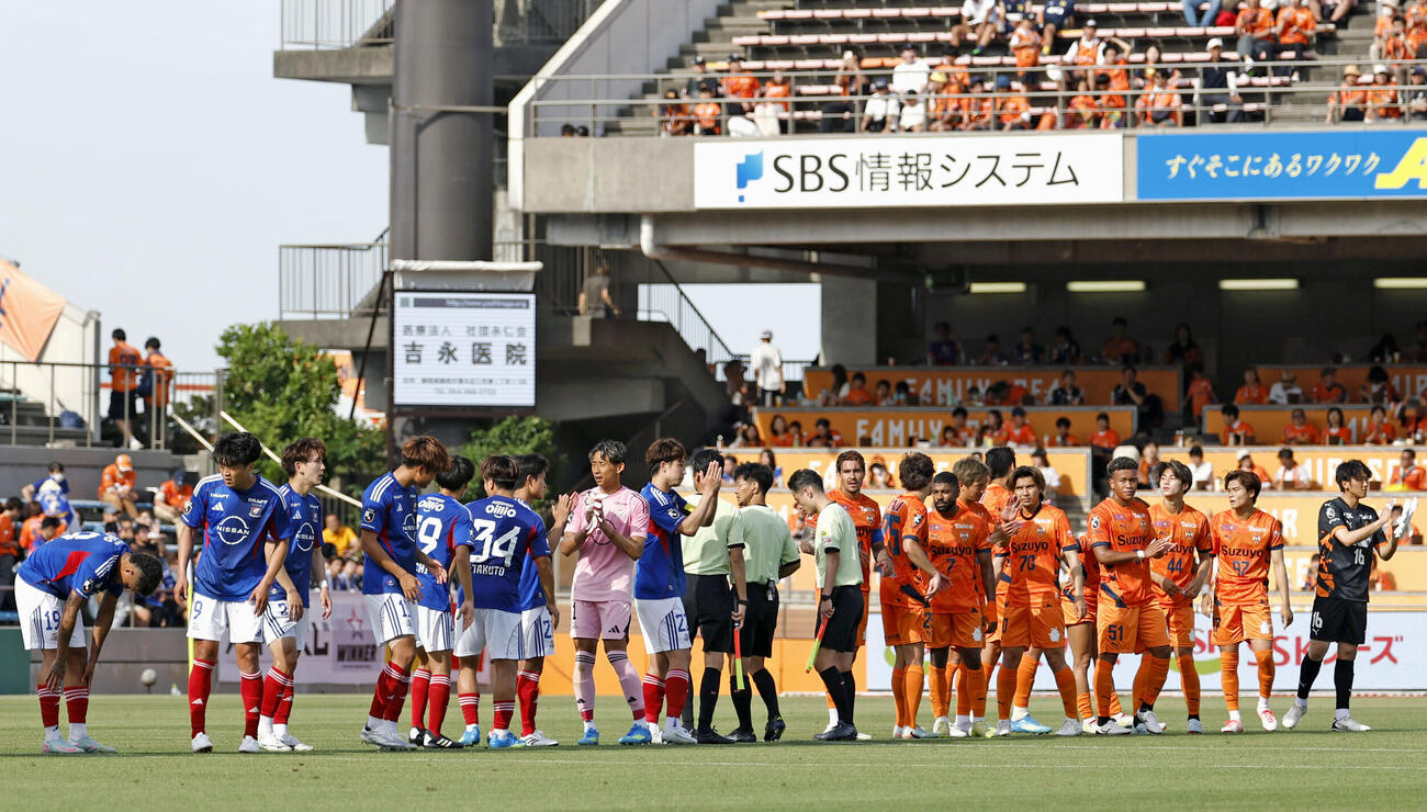 引き分けた横浜M（左）と清水の両イレブン（共同）