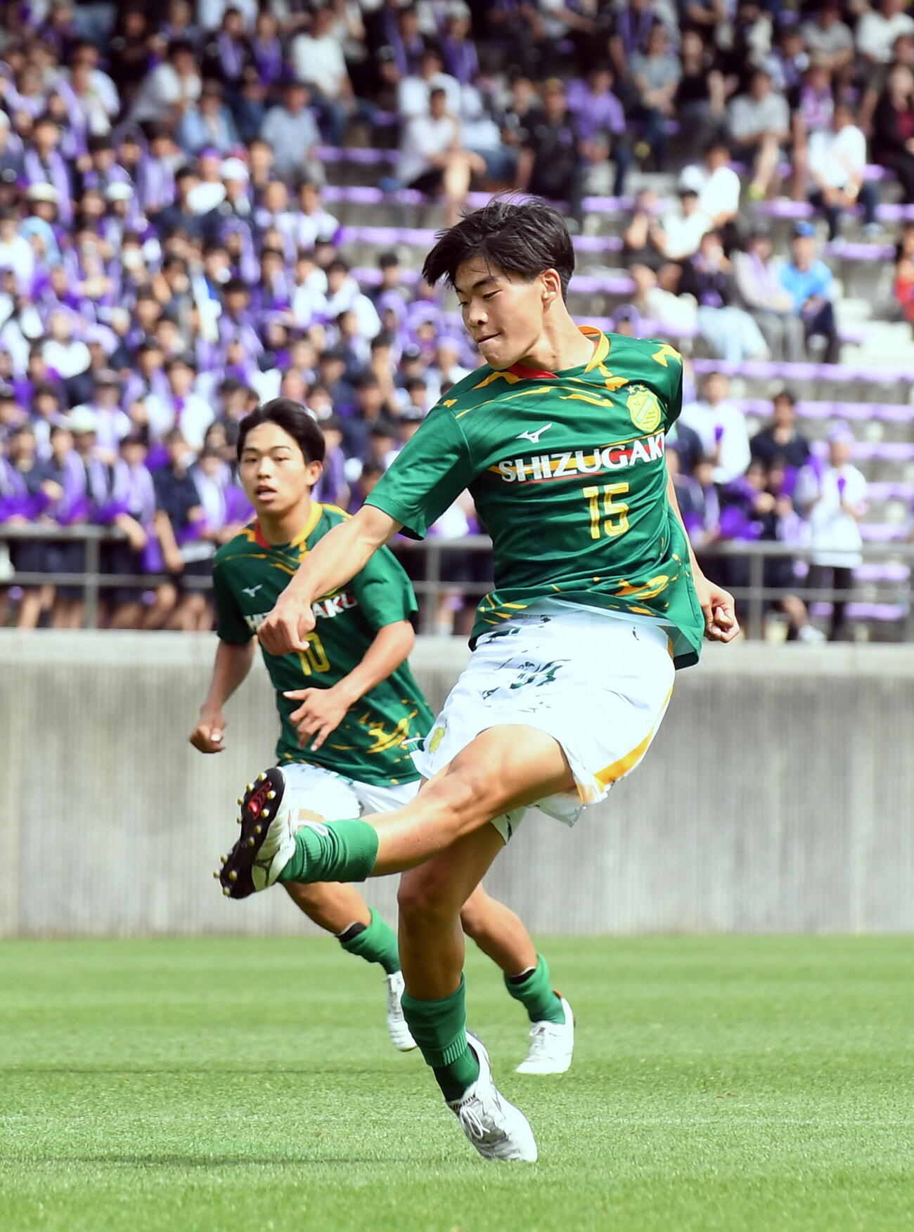 静岡学園対藤枝東　後半15分、この日2点目を決める静岡学園・沢井（撮影・前田和哉）