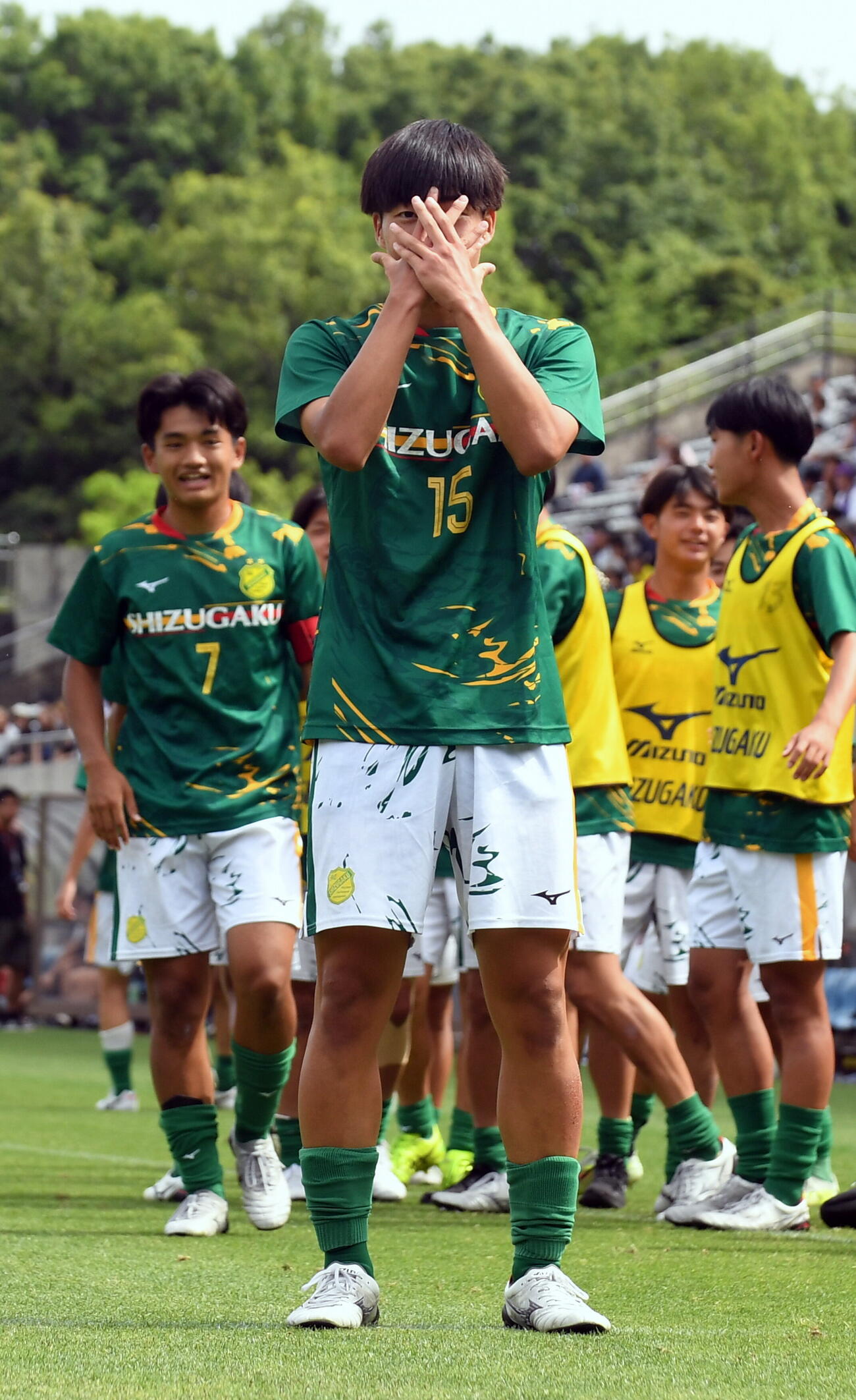 後半、2点目を決めた静岡学園・沢井は、アルゼンチン代表ニコ・パスのゴールパフォーマンスを披露する