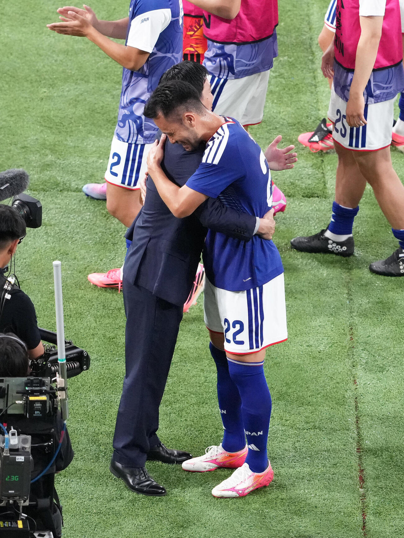 キリンチャレンジカップ2026　日本対アイスランド　前半、途中交代の吉田麻也（右）は森保一監督と抱き合う（撮影・足立雅史）