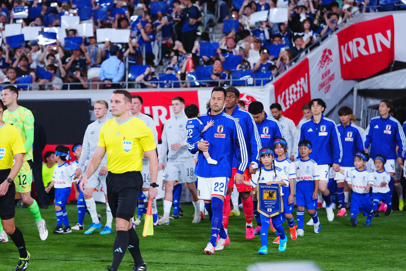 キリンチャレンジカップ2026　日本対アイスランド　入場する吉田麻也（右手前）（撮影・垰建太）