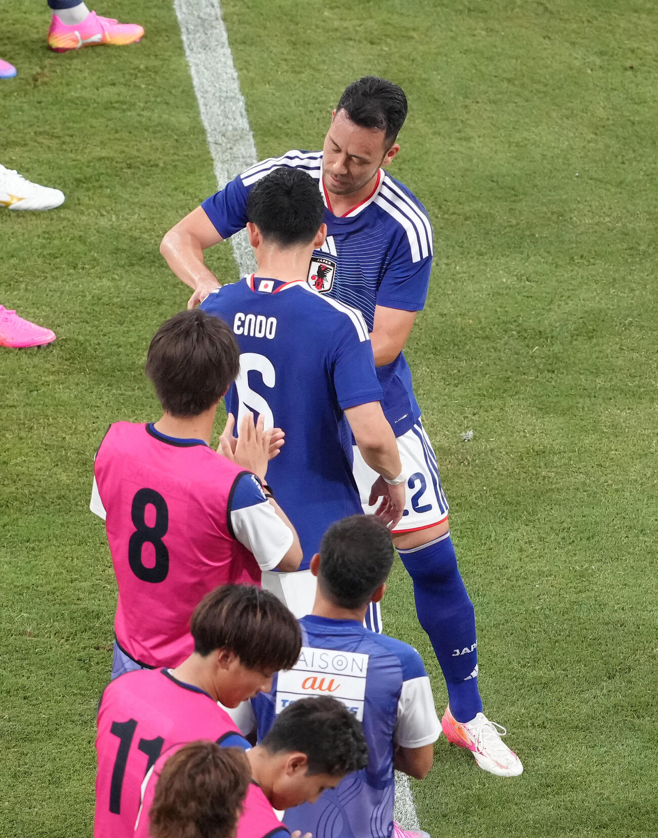 キリンチャレンジカップ2026　日本対アイスランド　前半、途中交代の吉田麻也（後方）は遠藤航にキャプテンマークを託す（撮影・足立雅史）