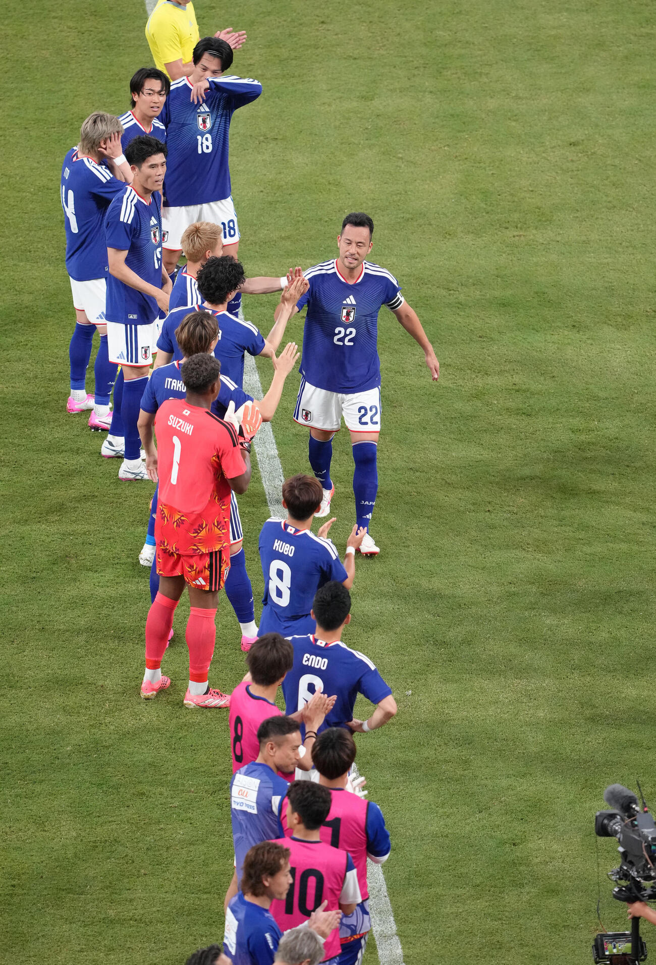 キリンチャレンジカップ2026　日本対アイスランド　前半、途中交代の吉田麻也（中央）は両チームに迎えられながらピッチを後にする（撮影・足立雅史）