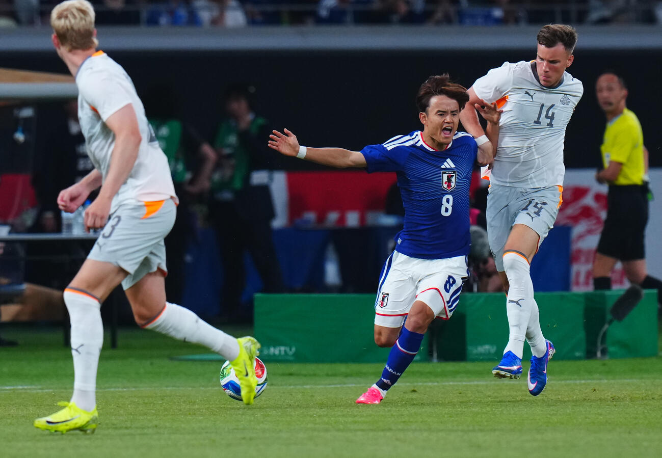 キリンチャレンジカップ2026　日本対アイスランド　前半、バルドゥルソン（右）と競り合う久保建英（撮影・垰建太）